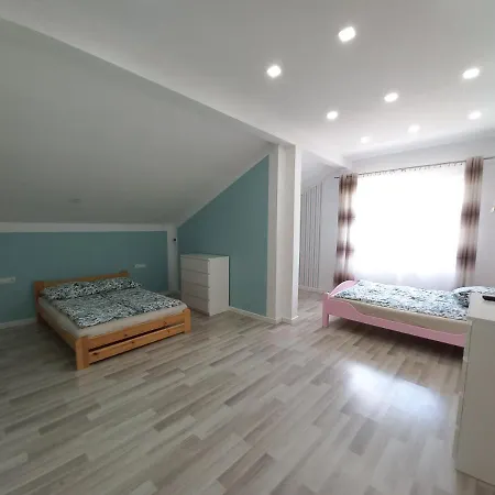 Cztery Pory Roku אכסניה *