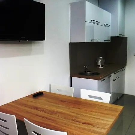 Cztery Pory Roku אכסניה צ'כוב