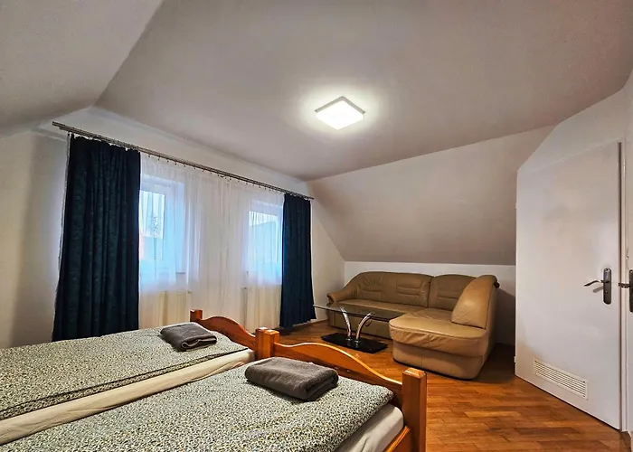 Cztery Pory Roku אכסניה *